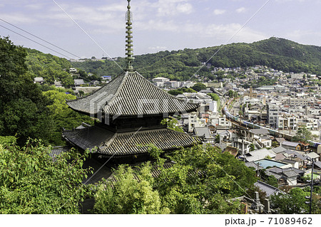 天寧寺三重塔と尾道の町並み　貨物列車　広島県尾道市 71089462