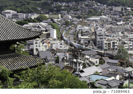 天寧寺三重塔と尾道の町並み 貨物列車 広島県尾道市 天寧寺三重塔と尾道の町並み 貨物列車 広島県尾道市 71089463