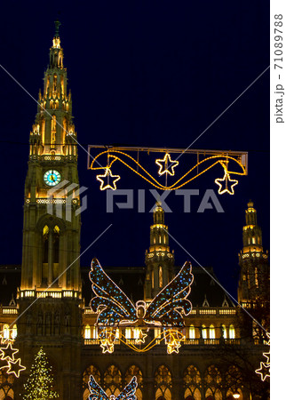 The Lighting decoration at traditional Christmas market in front of Rathaus - City hall, Vienna. 71089788