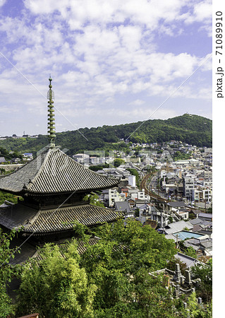 天寧寺三重塔と尾道の町並み　広島県尾道市 71089910