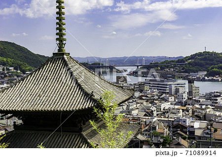 天寧寺三重塔と尾道の町並み　広島県尾道市 71089914