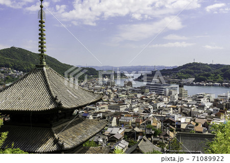天寧寺三重塔と尾道の町並み　広島県尾道市 71089922