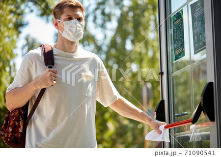 male tries to open the door using protective rag 71090541