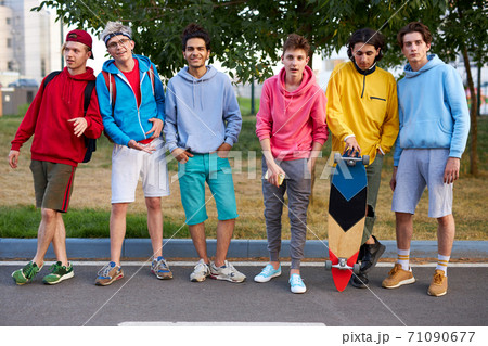 portrait of young sportive team of teenagers with skateboards 71090677