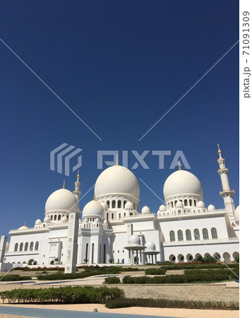 アブダビの青空の下 71091309