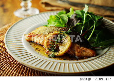 鮭のレモンバタームニエル 鮭のレモンバタームニエル 71091317