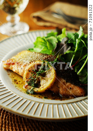 鮭のレモンバタームニエル 鮭のレモンバタームニエル 71091322