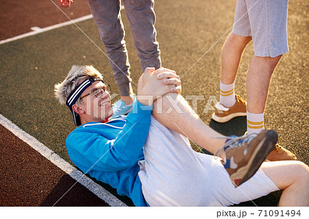 basketball player fell to his knee on the court 71091494