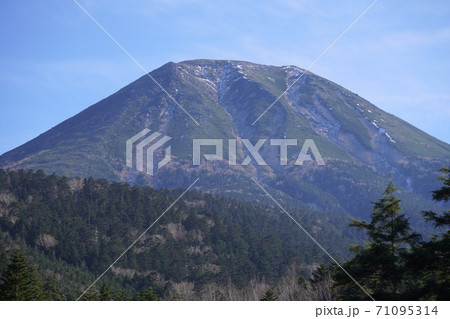 御岳山と紅葉する御岳山のすそ野 71095314