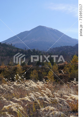 御岳山と紅葉する御岳山のすそ野 71095317