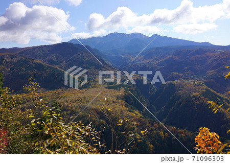 御岳パノラマラインの紅葉と御岳山の写真素材