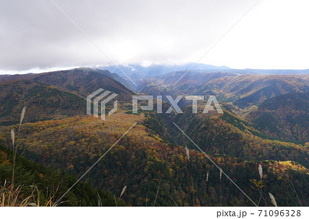 御岳パノラマラインの紅葉と御岳山の写真素材