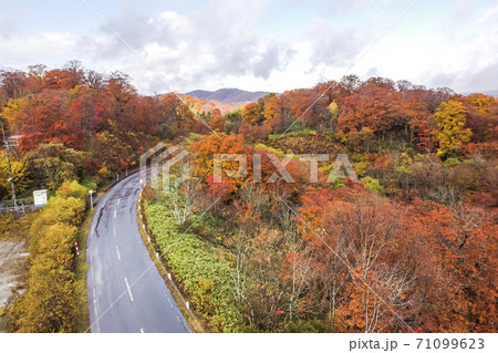 雨上がりの湯浜峠 紅葉 ドローン撮影 宮城県栗原市 雨上がりの湯浜峠 紅葉 ドローン撮影 宮城県栗原市 71099623