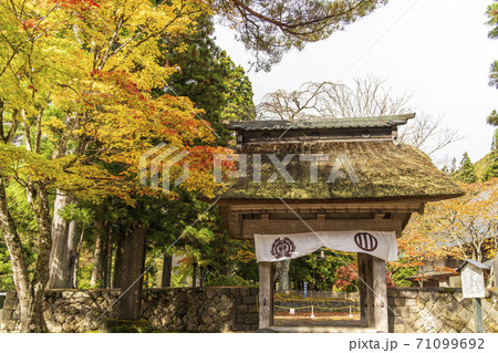 仙台藩花山村寒湯番所跡の紅葉 宮城県栗原市の写真素材