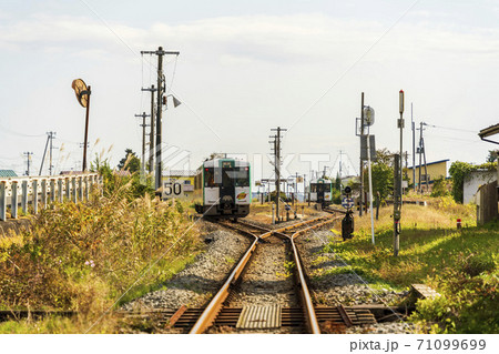 列車交換中の陸羽東線の列車 宮城県大崎市 列車交換中の陸羽東線の列車 宮城県大崎市 71099699