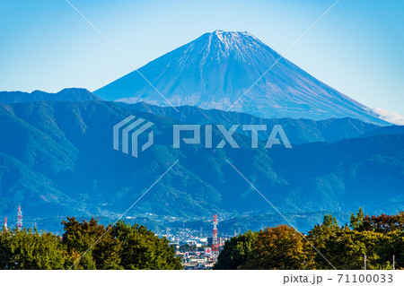 (山梨県)中央高速道路・双葉SA 展望塔から眺める景色 富士山 (山梨県)中央高速道路・双葉SA 展望塔から眺める景色 富士山 71100033