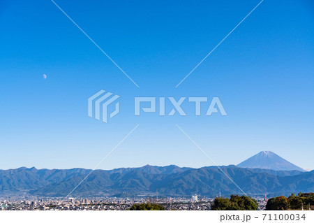(山梨県)中央高速道路・双葉SA 展望塔から眺める景色 富士山 (山梨県)中央高速道路・双葉SA 展望塔から眺める景色 富士山 71100034