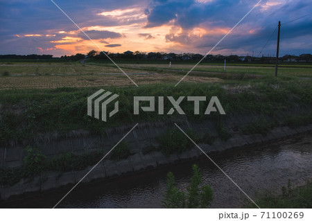 ノスタルジックな田舎の夕暮れの写真素材