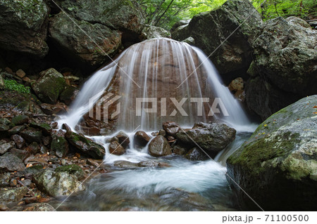 福島県/ 小瀑布ながら個性派「三日月の滝」 71100500