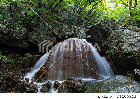 福島県/ 小瀑布ながら個性派「三日月の滝」 71100513