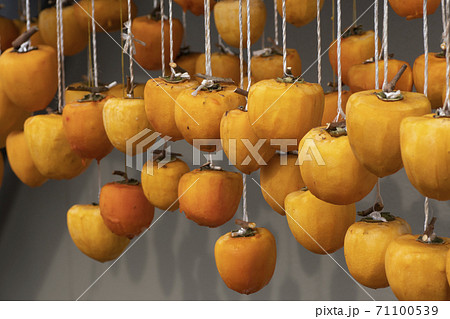 軒下で干している干し柿 軒下で干している干し柿 71100539