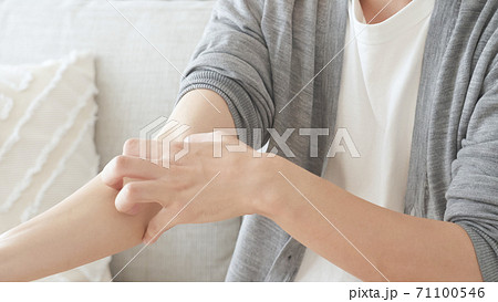 腕を掻く男性 71100546