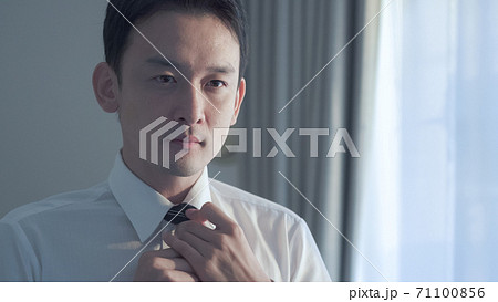 ネクタイを締めるビジネスマン 71100856