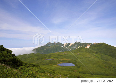 知床連山と二ツ池の全景（北海道・知床） 71101202