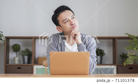 リビングでパソコンをする男性 リビングでパソコンをする男性 71101378