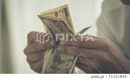 日本円を数える人 71101844