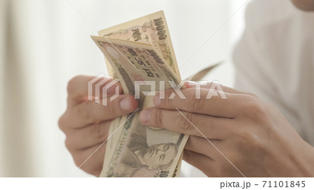 日本円を数える人 71101845