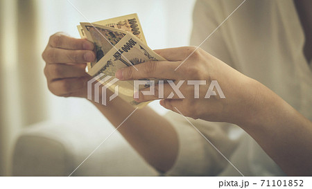 日本円を数える人 日本円を数える人 71101852