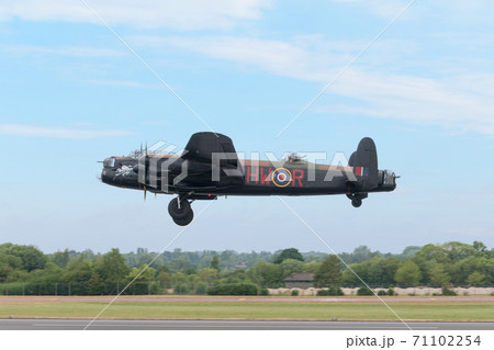 イギリス空軍ランカスターB Mk.I離陸 71102254