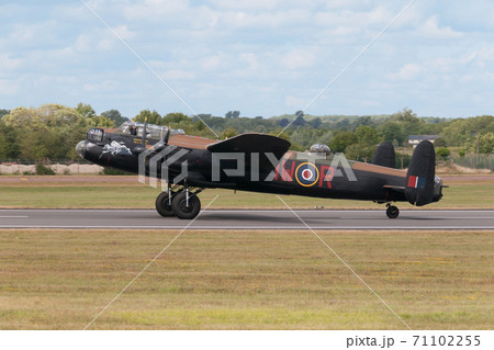 イギリス空軍ランカスターB Mk.I着陸 71102255