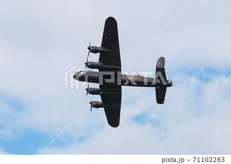 頭上を飛ぶイギリス空軍ランカスターB Mk.I 71102263