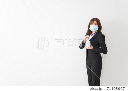 アルコール消毒液を差し出すビジネスウーマン 71103007