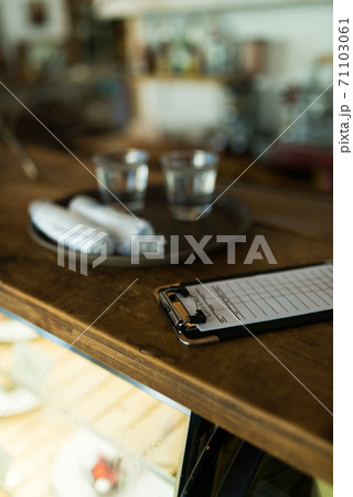 飲食店のバイト 71103061