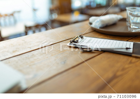 飲食店のバイト 71103096