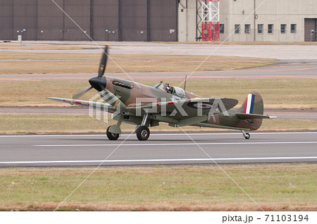 イギリス空軍スピットファイアMk.IIa着陸 71103194