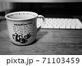 白黒のコーヒカップ 71103459