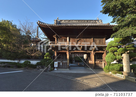 霊山寺の山門 四国八十八か所の第一番札所 霊山寺の山門 四国八十八か所の第一番札所 71103737