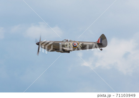 イギリス空軍 スピットファイア？ イギリス空軍スピットファイアMk.XVI水平飛行の写真素材 [71103949