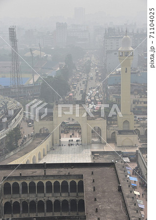 バングラデシュのダッカの街並み　ダッカ最大のモスジットのバイトゥル・ムカロム　建物屋上からの俯瞰写真 71104025