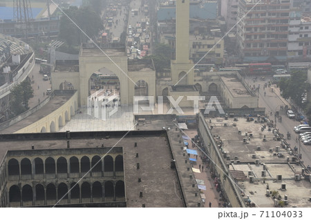 バングラデシュのダッカの街並み　ダッカ最大のモスジットのバイトゥル・ムカロム　建物屋上からの俯瞰写真 71104033