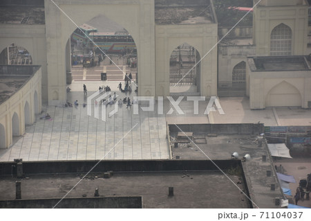 バングラデシュのダッカの街並み　ダッカ最大のモスジットのバイトゥル・ムカロム　建物屋上からの俯瞰写真 71104037