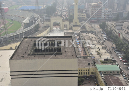 バングラデシュのダッカの街並み　ダッカ最大のモスジットのバイトゥル・ムカロム　建物屋上からの俯瞰写真 71104041
