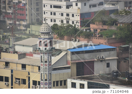 バングラデシュのダッカ　モティジール周辺の街並み　近代的なマンションや古い建物や可愛いモスク 71104046