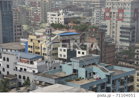 バングラデシュのダッカ　モティジール周辺の街並み　近代的なマンションや古い建物や可愛いモスク 71104051