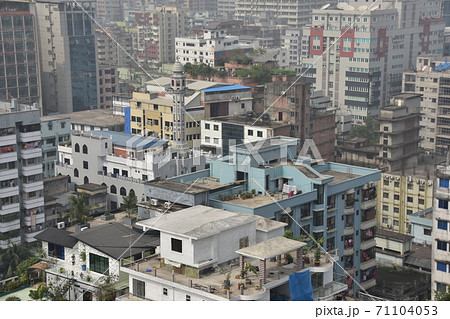 バングラデシュのダッカ　モティジール周辺の街並み　近代的なマンションや古い建物や可愛いモスク 71104053