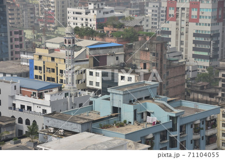 バングラデシュのダッカ　モティジール周辺の街並み　近代的なマンションや古い建物や可愛いモスク 71104055